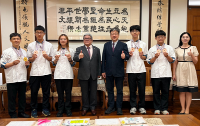 黃董事長與餐飲系得獎同學合影，給予鼓勵與肯定圖片
