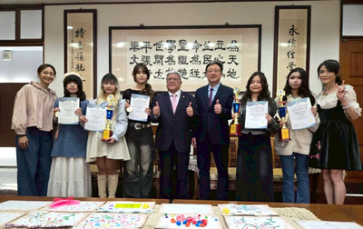 黃董事長與美容系得獎同學合影留念，肯定其優異表現並給予鼓勵圖片