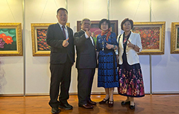 黃董事長與校長一同出席參觀許黃彩好研究生個人畫展圖片