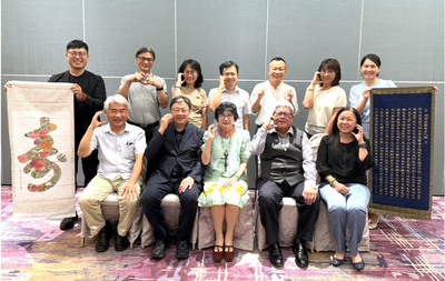 黃董事長應邀出席美研所許黃彩好同學畢業餐會，並致上誠摯祝福圖片
