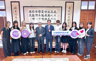 黃董事長為美容系學海築夢學生行前勉勵，期許滿載而歸圖片