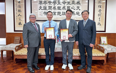 黃董事長與教學實踐績優計畫獲獎教師合影圖片