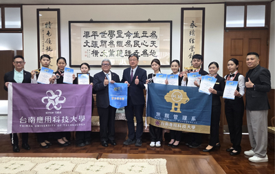 黃董事長與旅館系得獎同學合影，給予鼓勵與肯定圖片