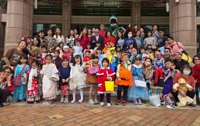 黃董事長與幼兒園小朋友於聖誕報佳音活動中合影，氣氛溫馨歡樂圖片