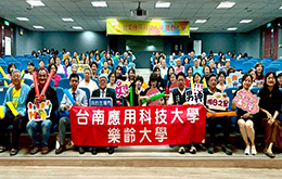 黃董事長出席樂齡大學敬老週活動，現場笑聲不斷，氣氛溫馨又熱鬧圖片